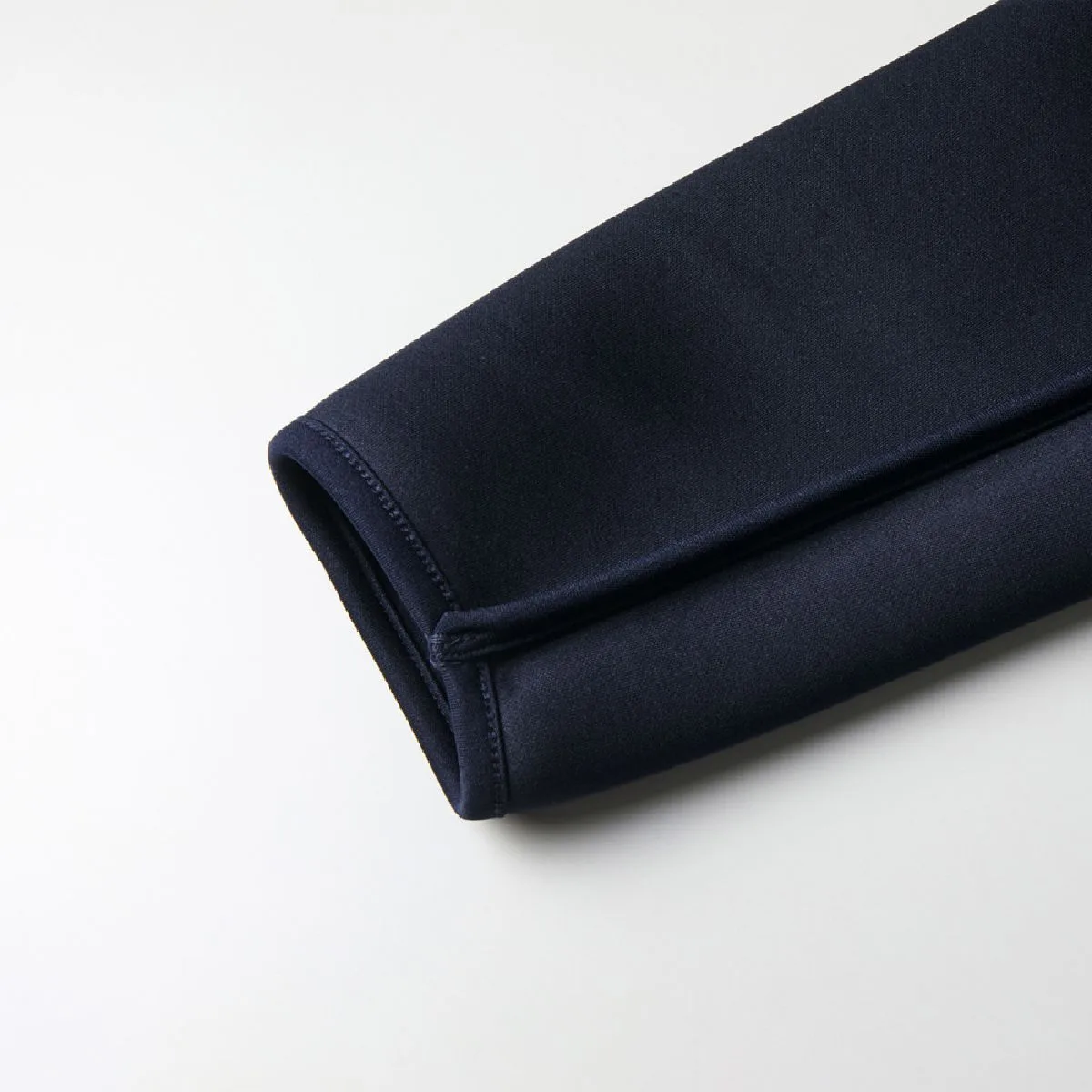 The seam allowance under the sleeves is piping so that it does not touch the skin.