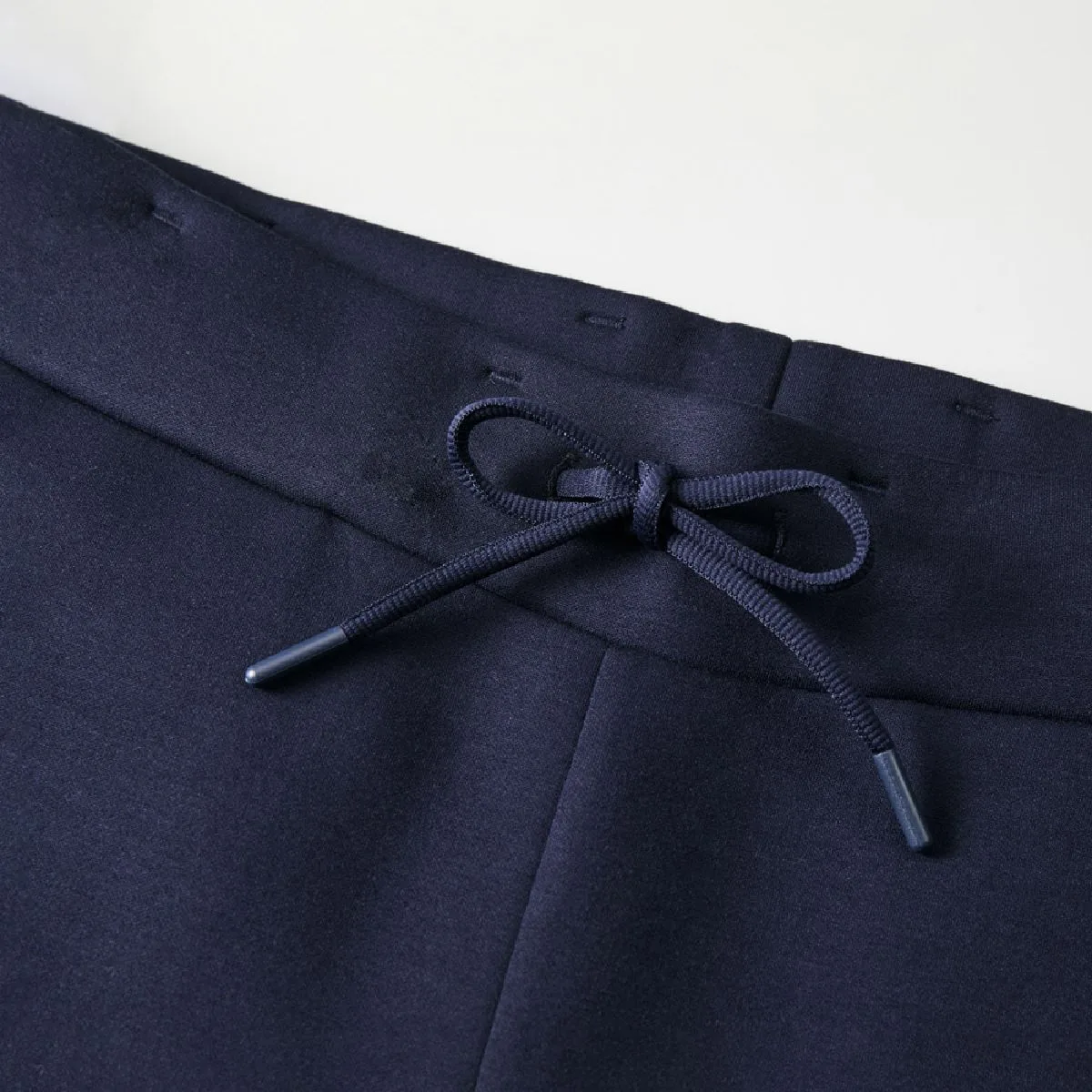 Waist with adjustable string (outside)