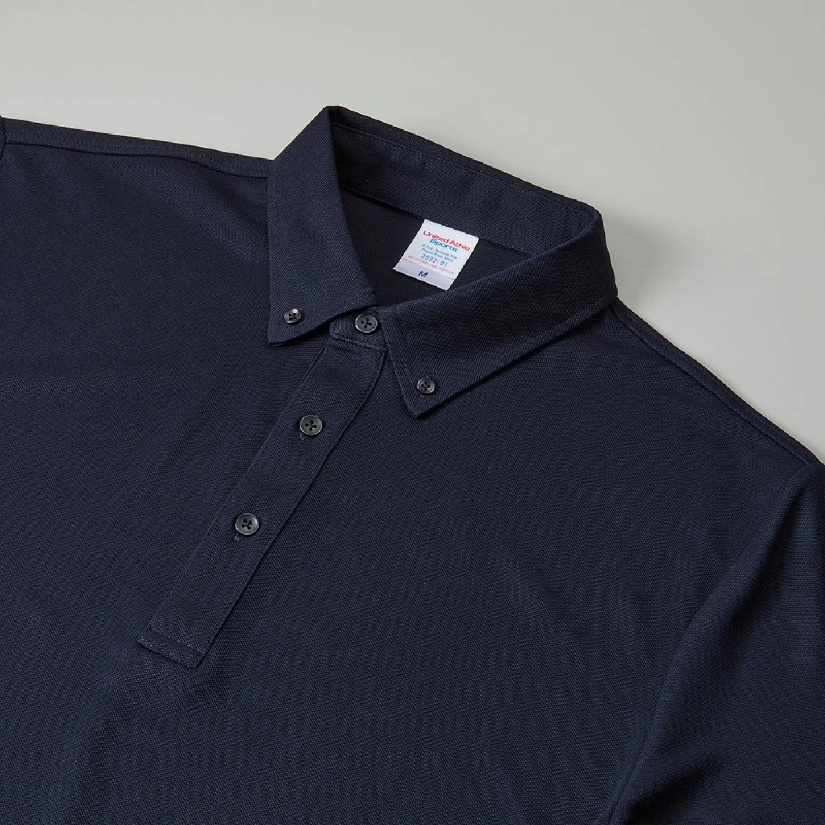 The collar realizes a three -dimensional neck with a co -collar specification of a common fabric