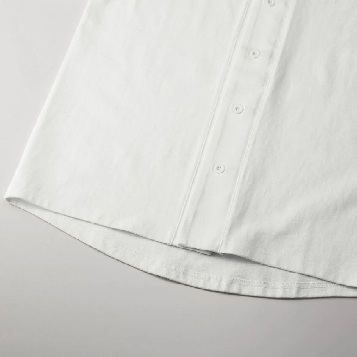4982-01 8.5oz Cotton Jersey Baseball Shirt 7 The hem is finished with two needles, and the back is made with a round tail.