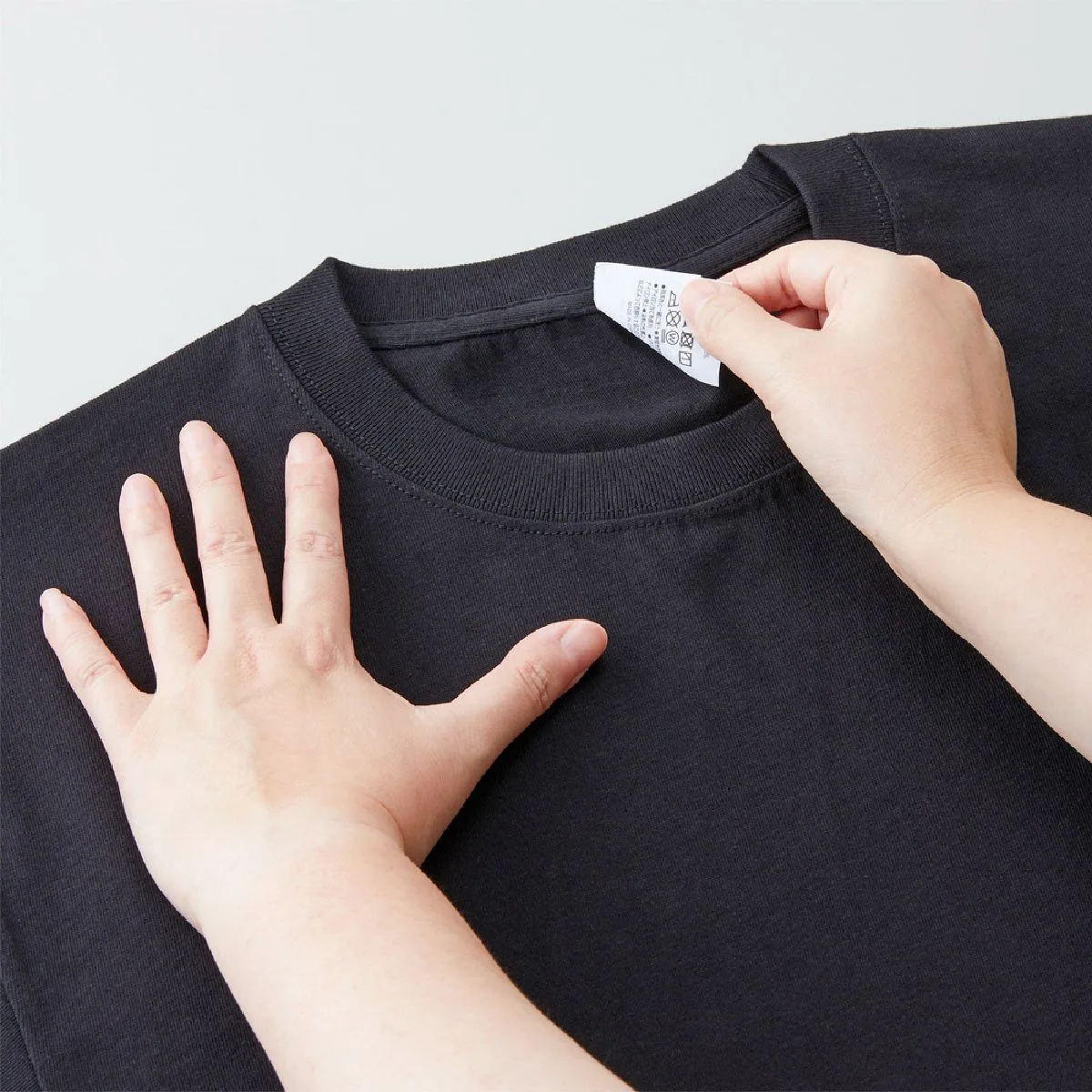 United Athle 5001-05 5.6oz High-Quality T-Shirt with Tear-Away Tag 4 A collar name that can be easily cut by hand