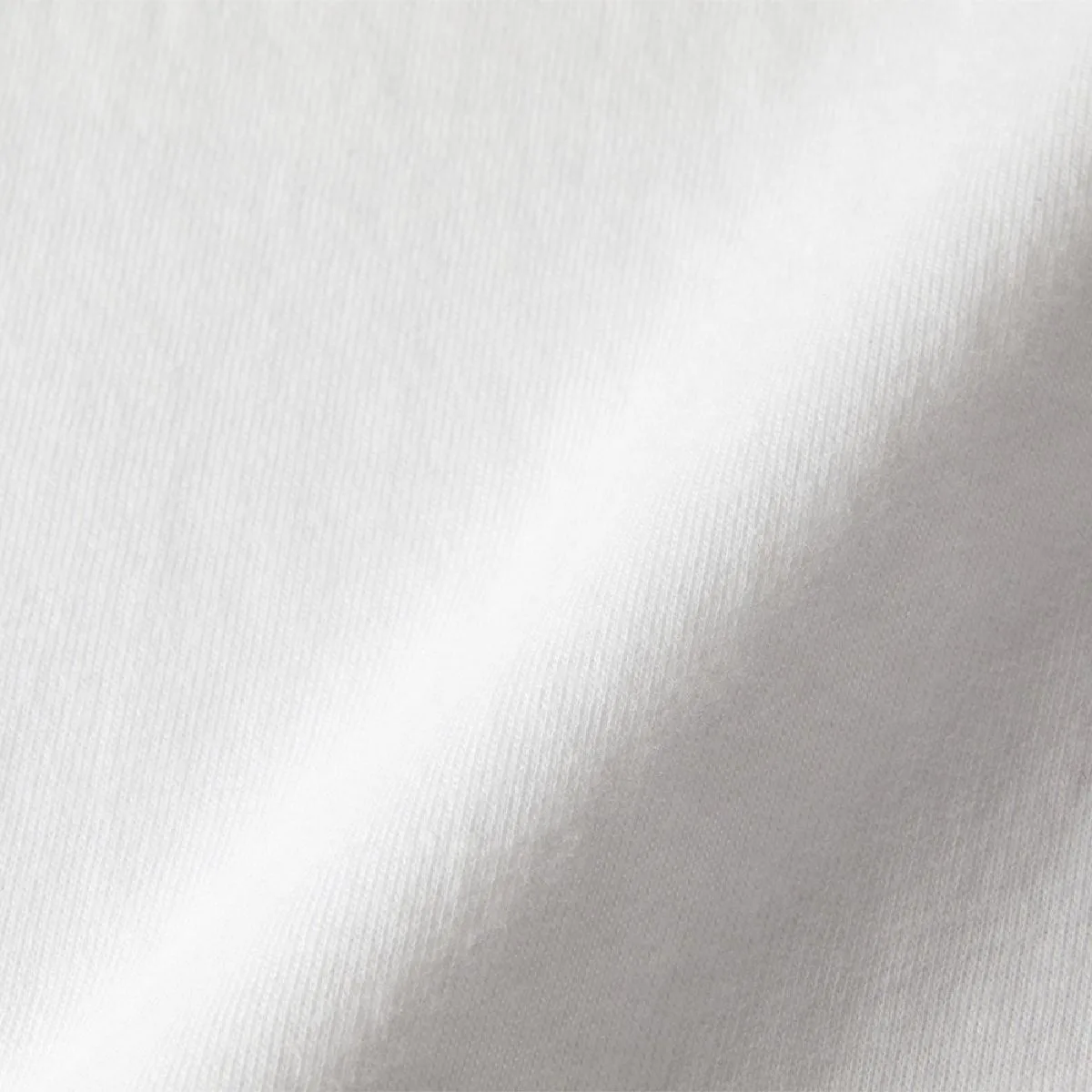 United Athle 5001-05 5.6oz High-Quality T-Shirt with Tear-Away Tag 8 5.6 oz fabric using a devised thread to reduce fluff