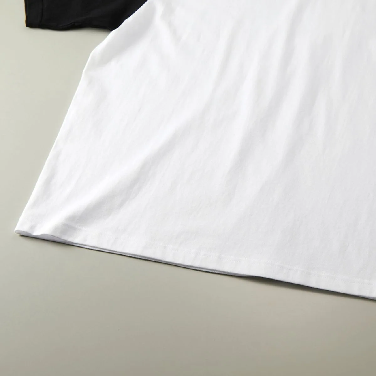 5041-01 Retro 5.6oz Raglan Sleeve T-Shirt 12 The hem mouth is cleaned up