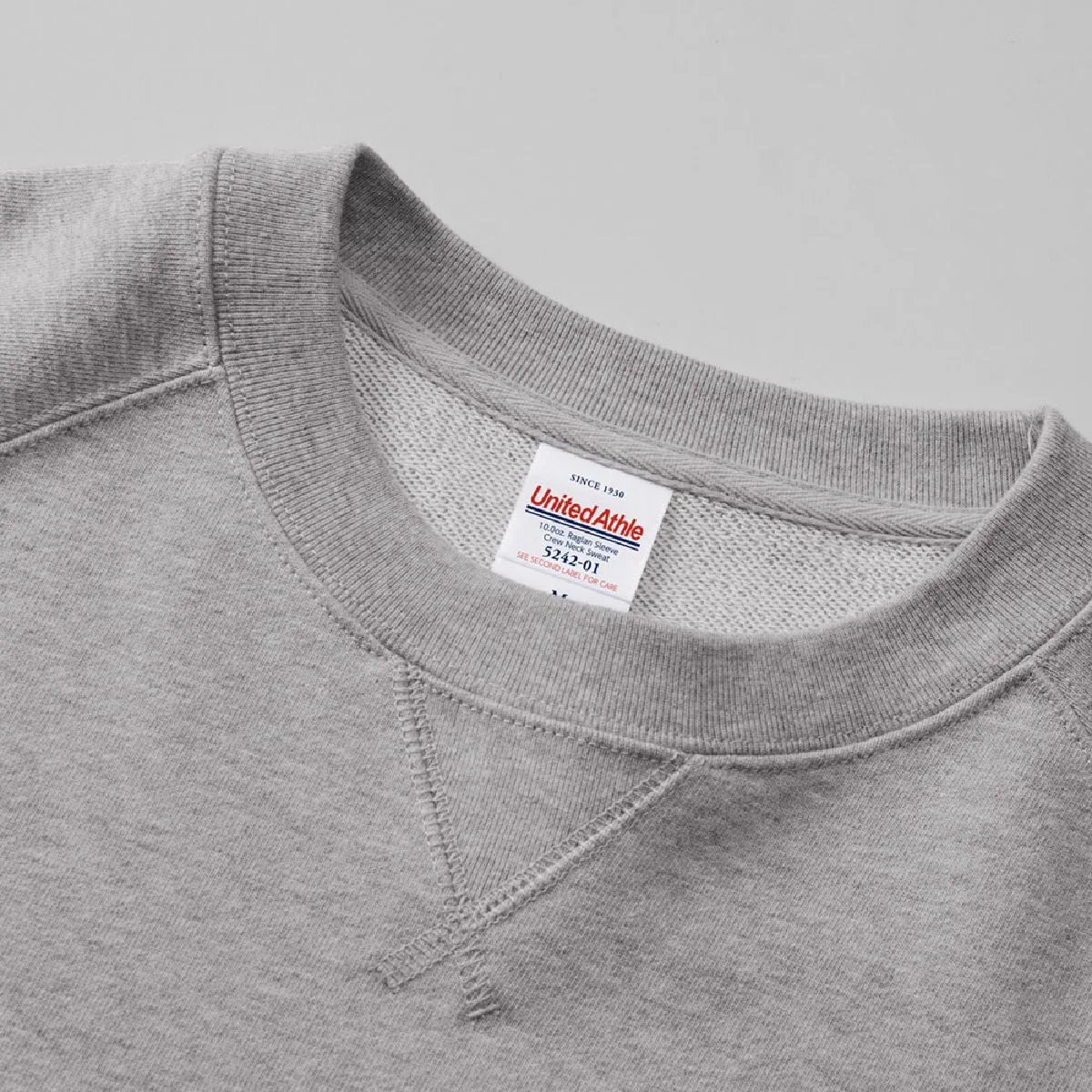 5242-01 10.0oz Raglan Sleeve Crewneck French Terry Sweatshirt 6 The neck rib is a durable double stitch, and the gazette part is a rib material.