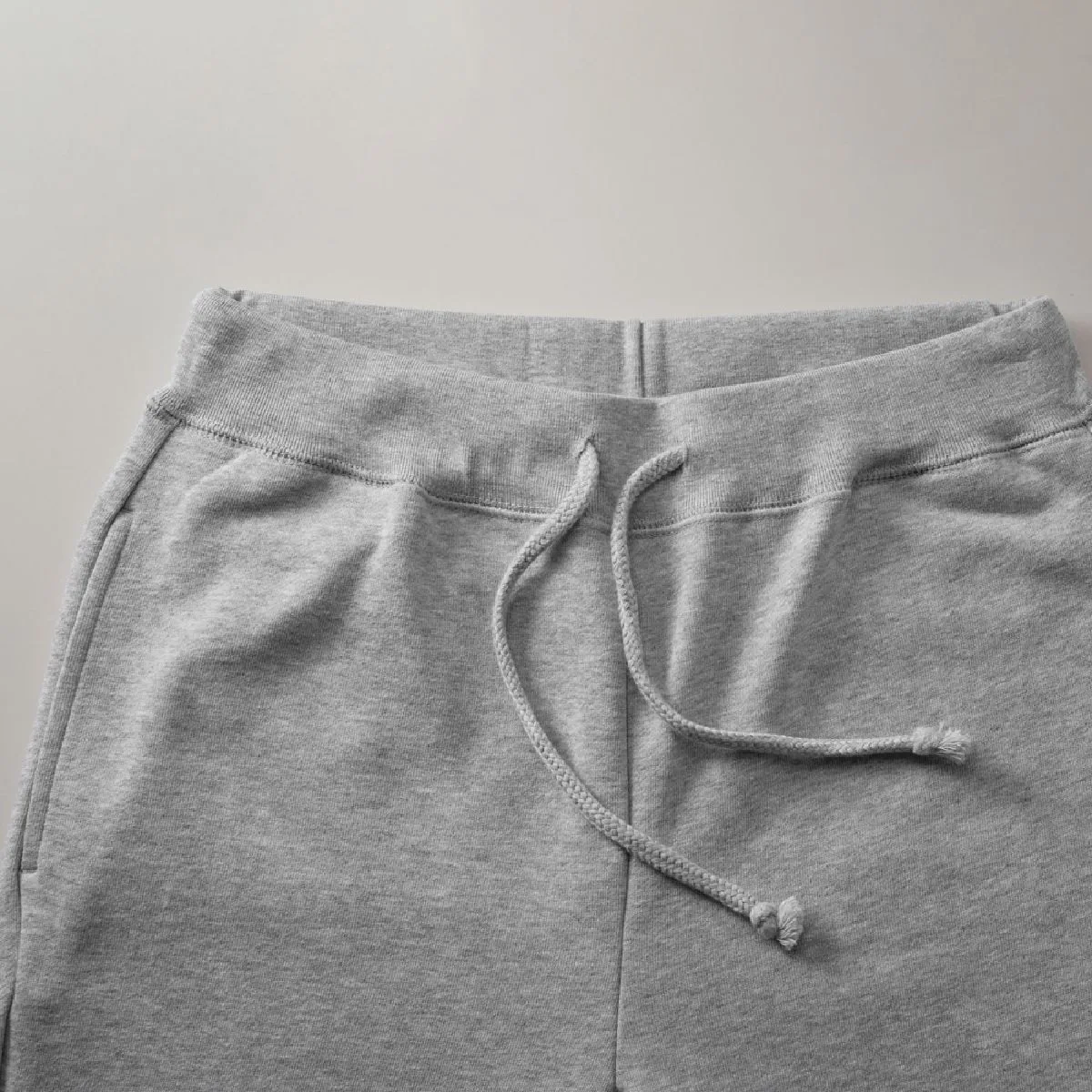 United Athle 5017-01 10.0oz SweatPants 10 The waist has a round strap that can be adjusted (outside)