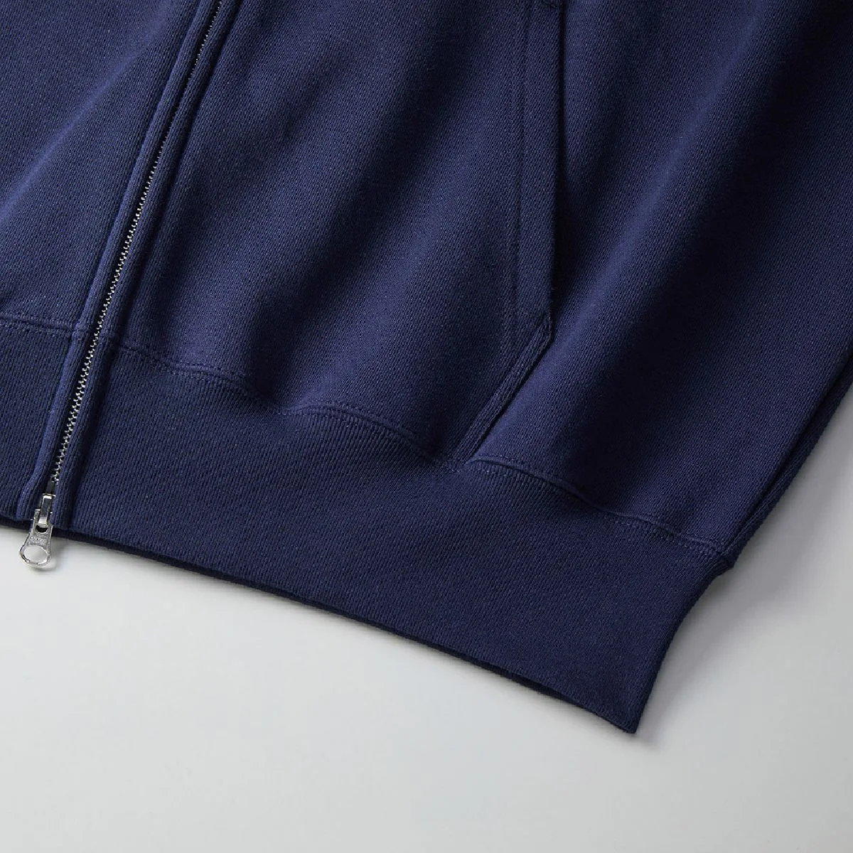 5203-01 10.0oz Oversided Fullzip Hoodie (French Terry) 7 The ribs at the hem and the seam line of the body are robust two needles