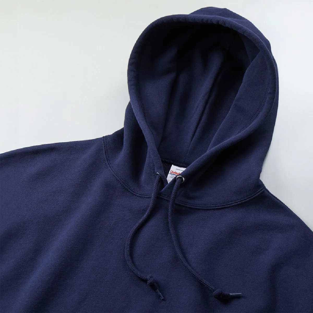 5204-01 10.0oz Oversided French Terry Hoodie 6 It features a large double food with a strong presence, the Food string is the same color, and the tip is chip processed.