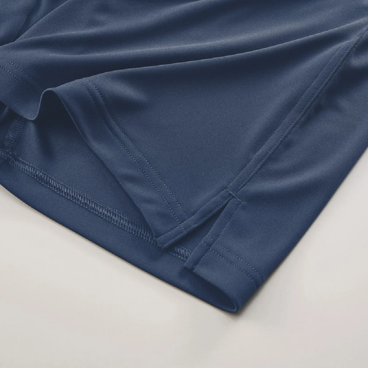 The left and right hems have slits that allow for a wide range of motion