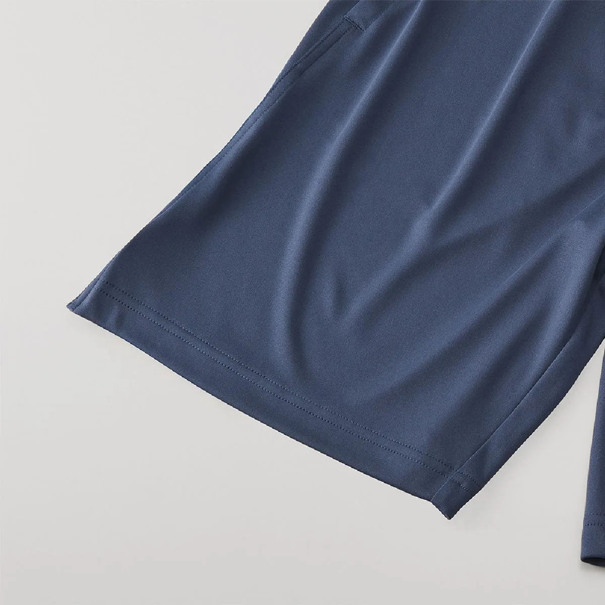 The hem is finished with two needles and two needles after the overlock is removed, giving it a sturdy finish.