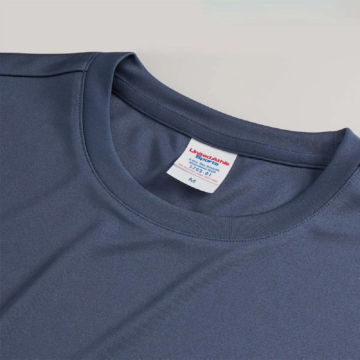 The neck is made of the same fabric, and the koba stitch finish is finished to increase strength.