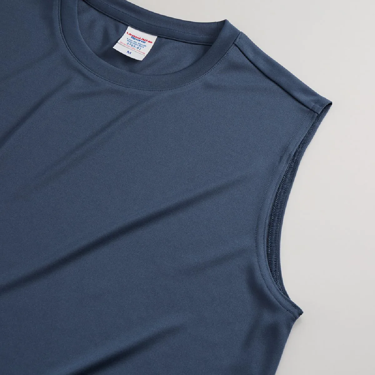 The arm part has two needles and two needles removed after the overlock is finished, so the arm is finished with a sturdy finish.