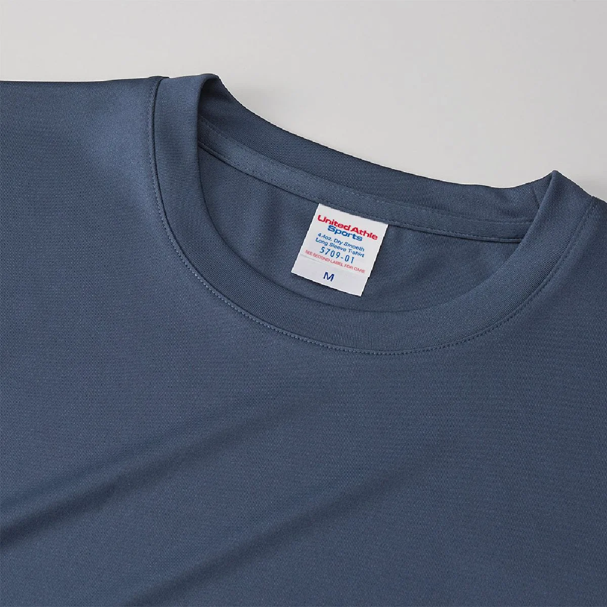 The neck is made of the same fabric, and the koba stitch finish is finished to increase strength.