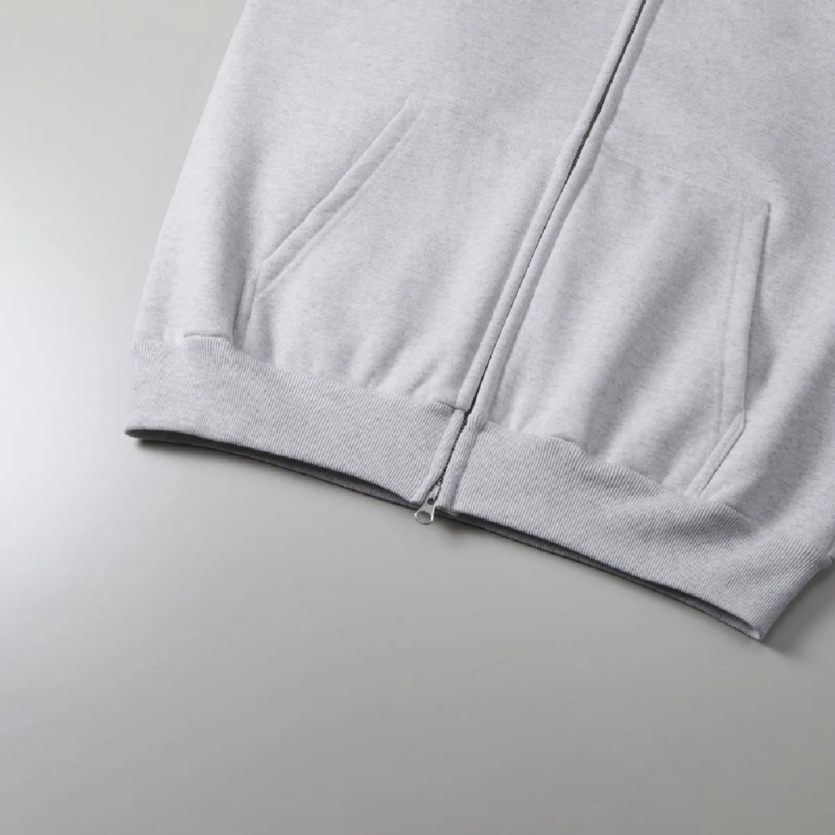 Kangaroo pocket specification, the front of the hem mouth is a minimal sewing specification with stitching