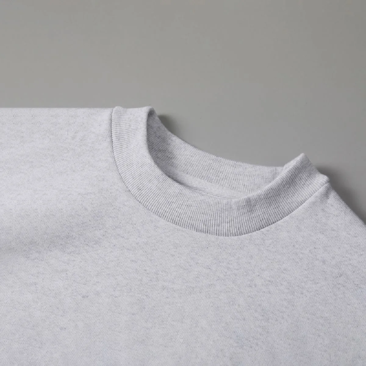 The collar features a rib specification, the front is a minimal sewing specification with stitching, and a slightly higher neckline.