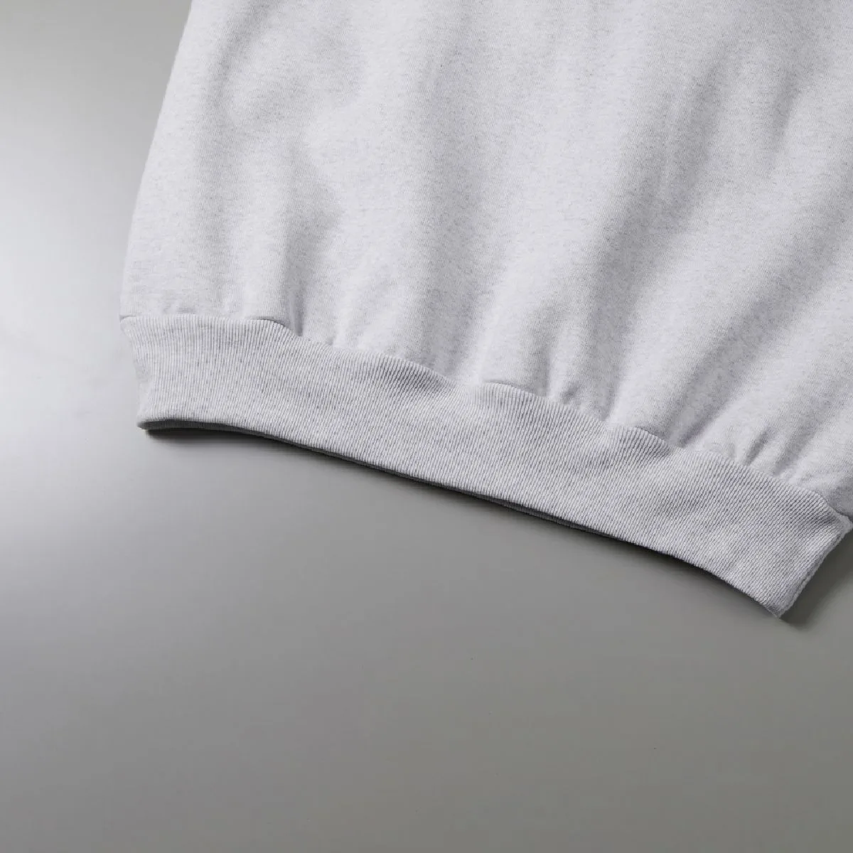 The hem mouth is rib specifications, the front is a minimal sewing specification with stitching