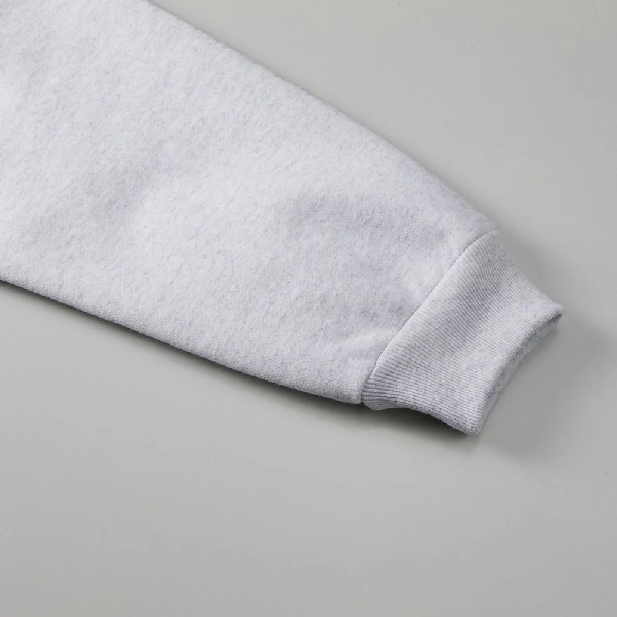 The cuffs are rib specifications, the front is a minimal sewing specification with stitching