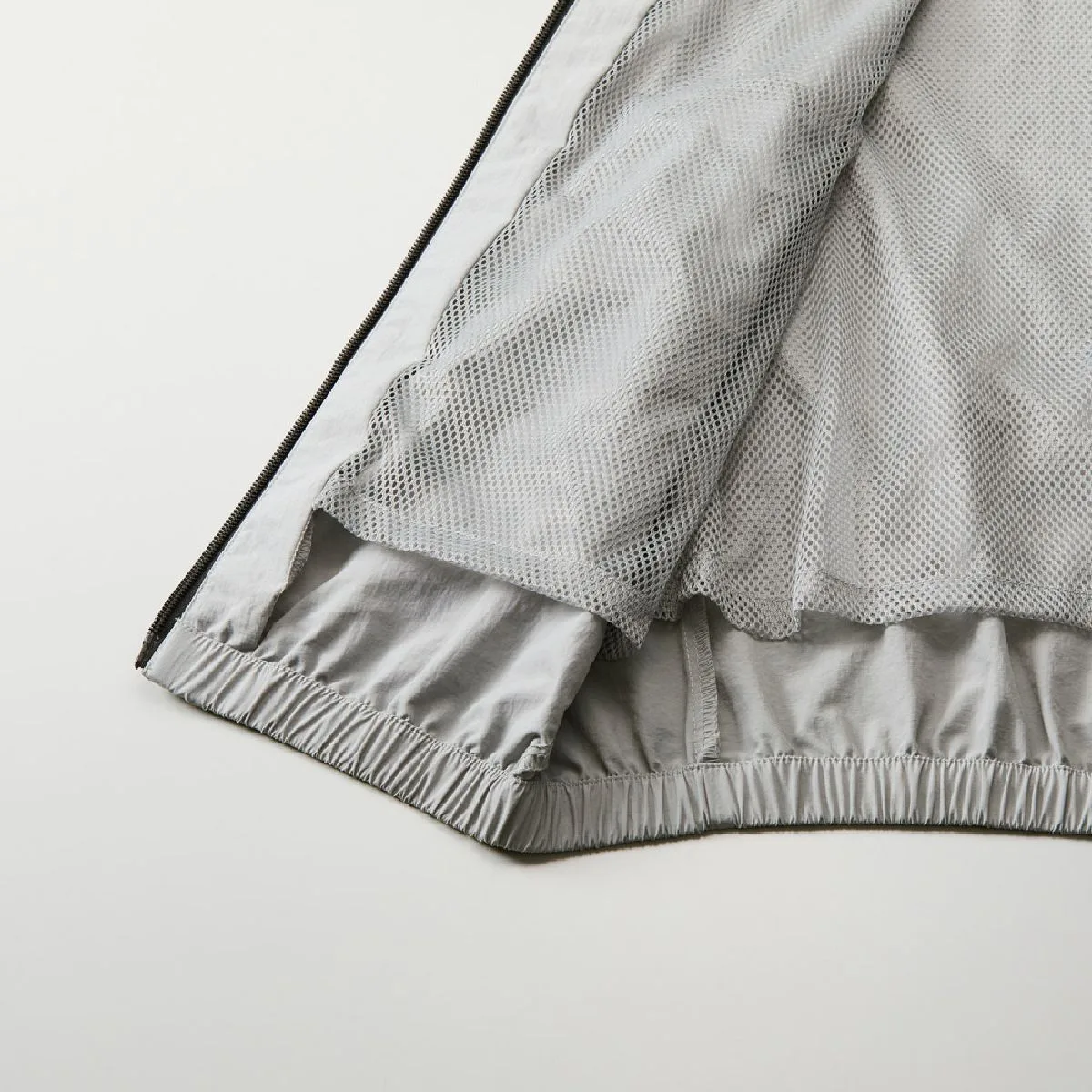 The color of the lining mesh is the same color for the dust gray, and the other colors are black.