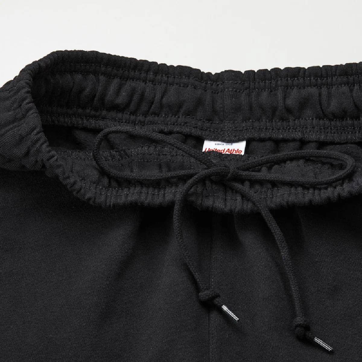 The waist has a adjustable round strap (inside)