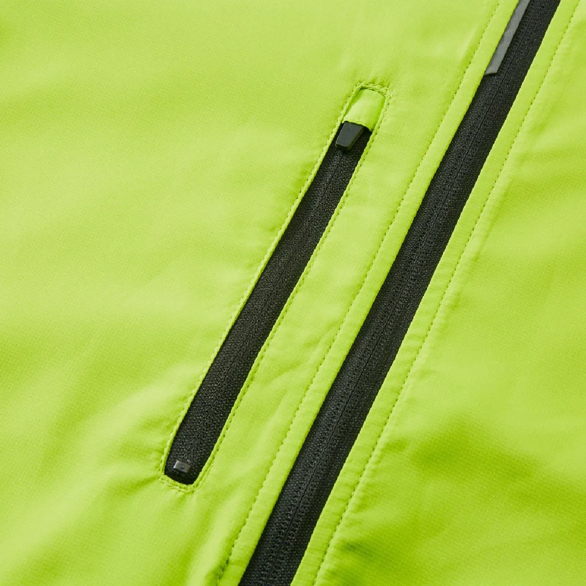 Pocket with zipper on the right chest