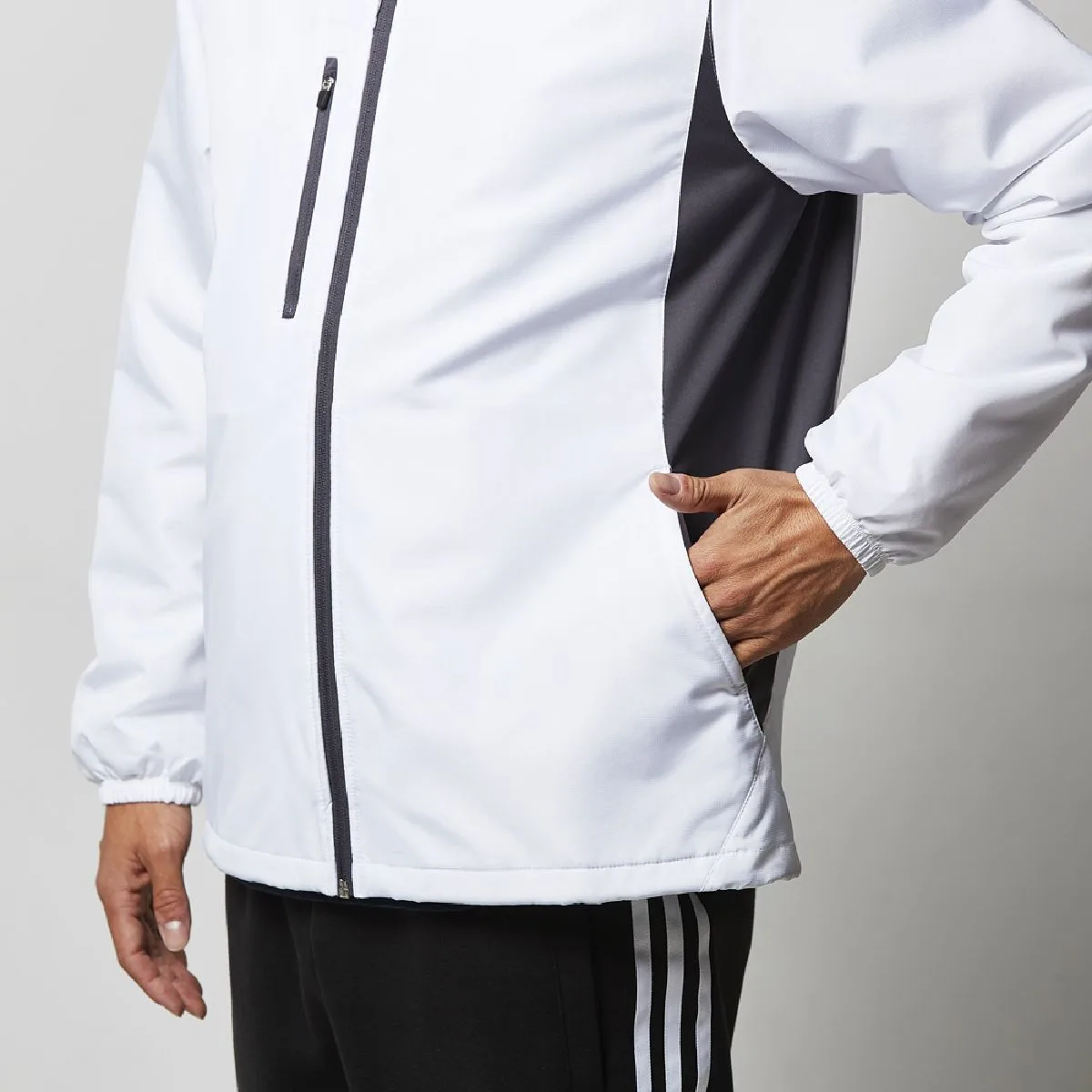 Convenient pockets on both sides, shirring specifications that prevent cold air from entering.