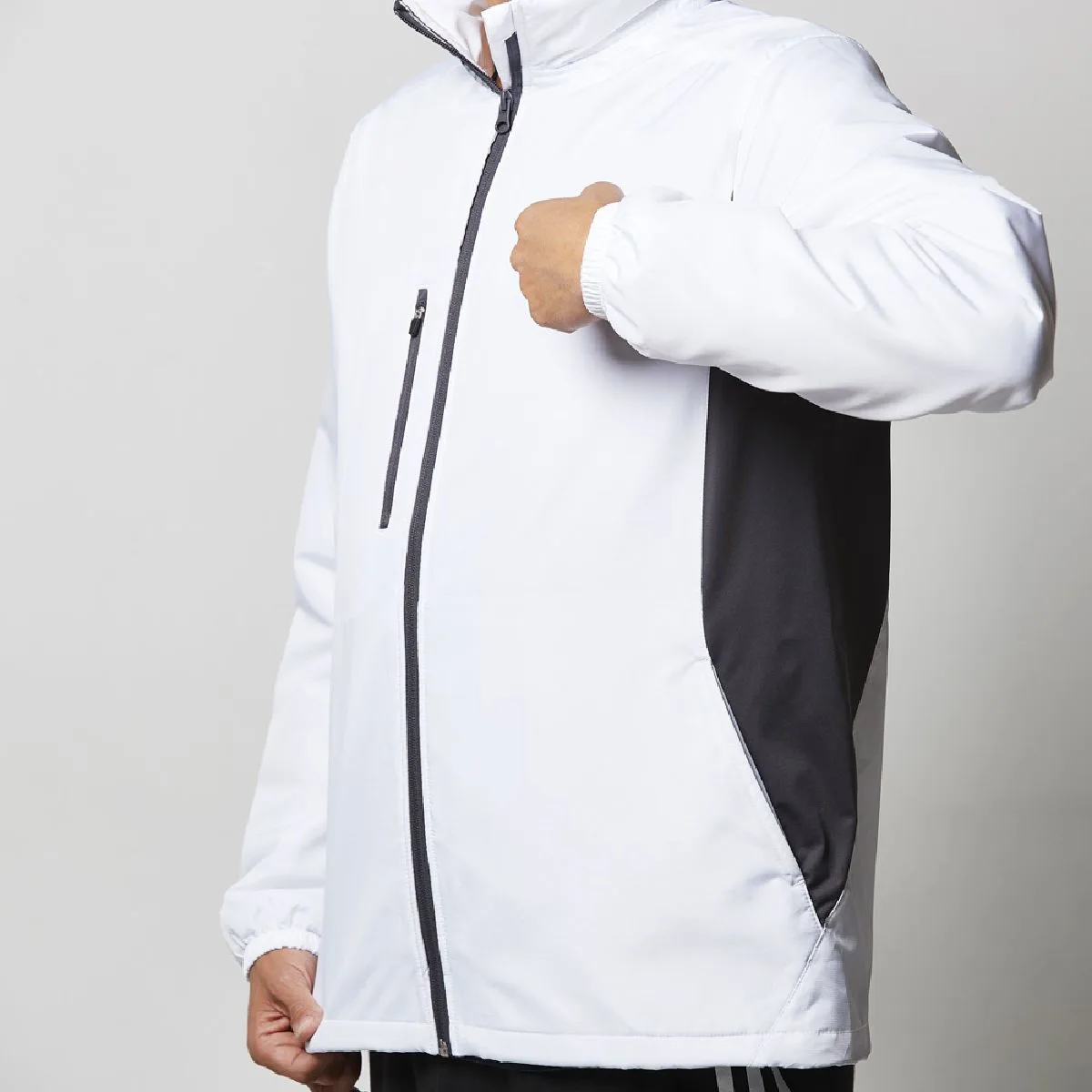 Adopts a stretch dough that does not hinder movement under the armpit