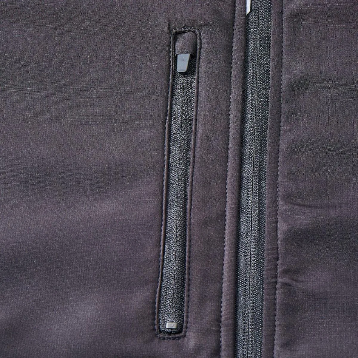 Pocket with zipper on the right chest