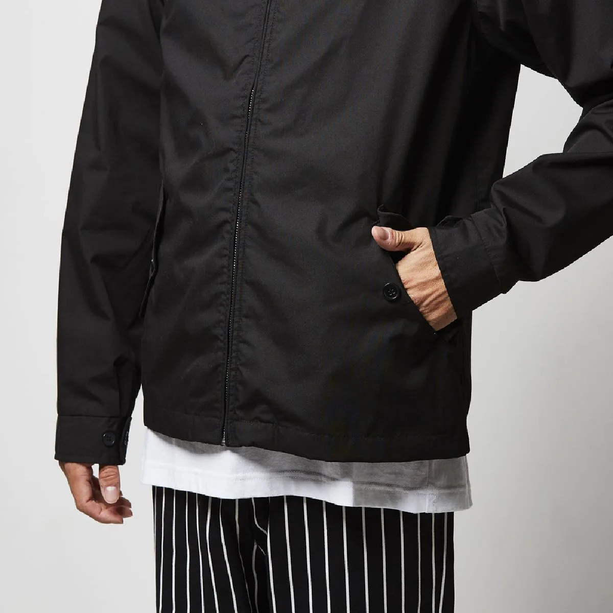 Pocket with flap on the left and right