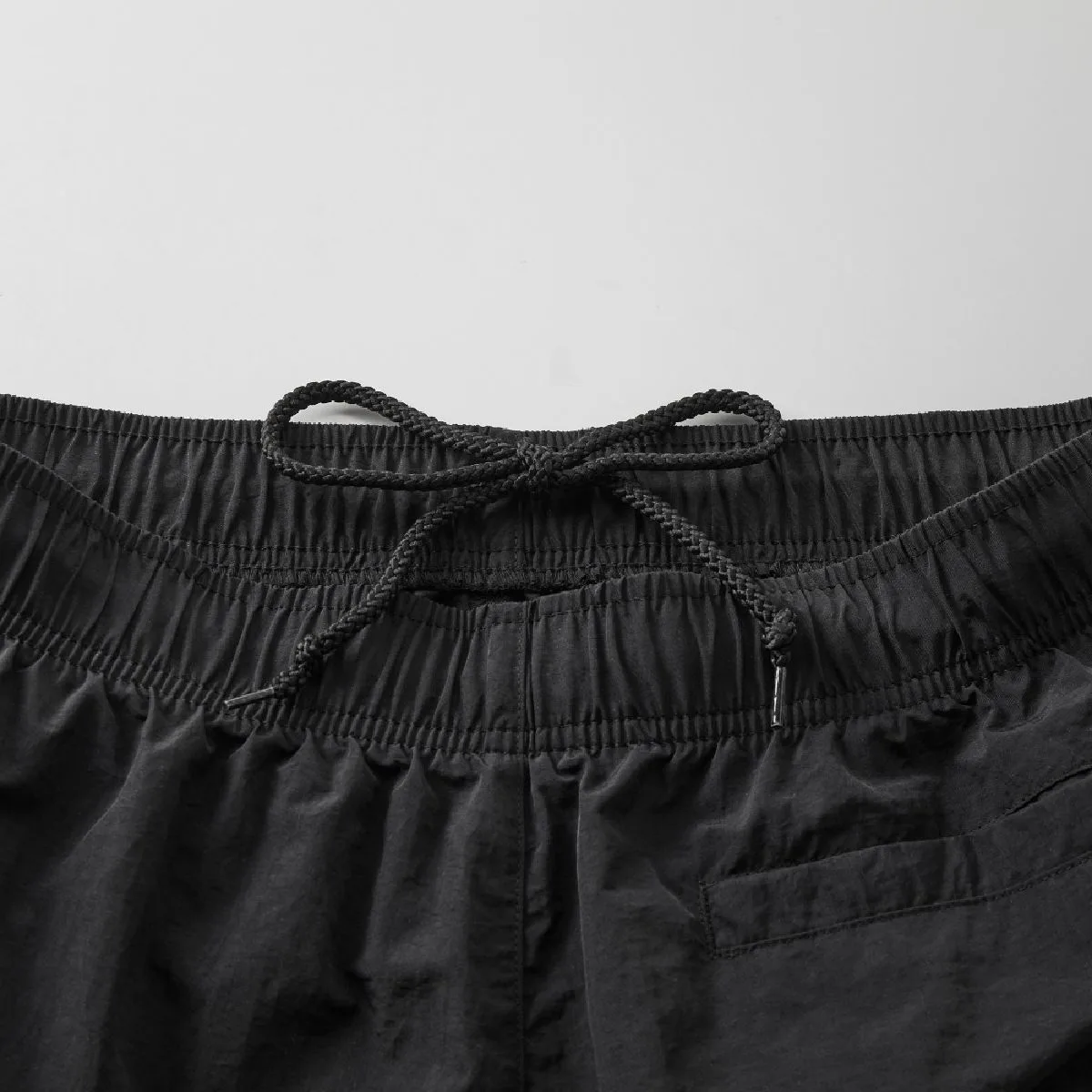 The waist has a adjustable round strap (inside)