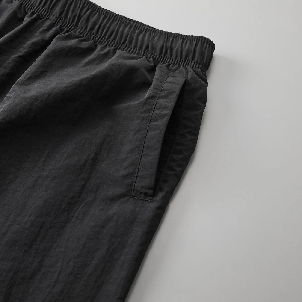 With a side pocket that takes into account the ease of hand, one -ball edge pocket specification