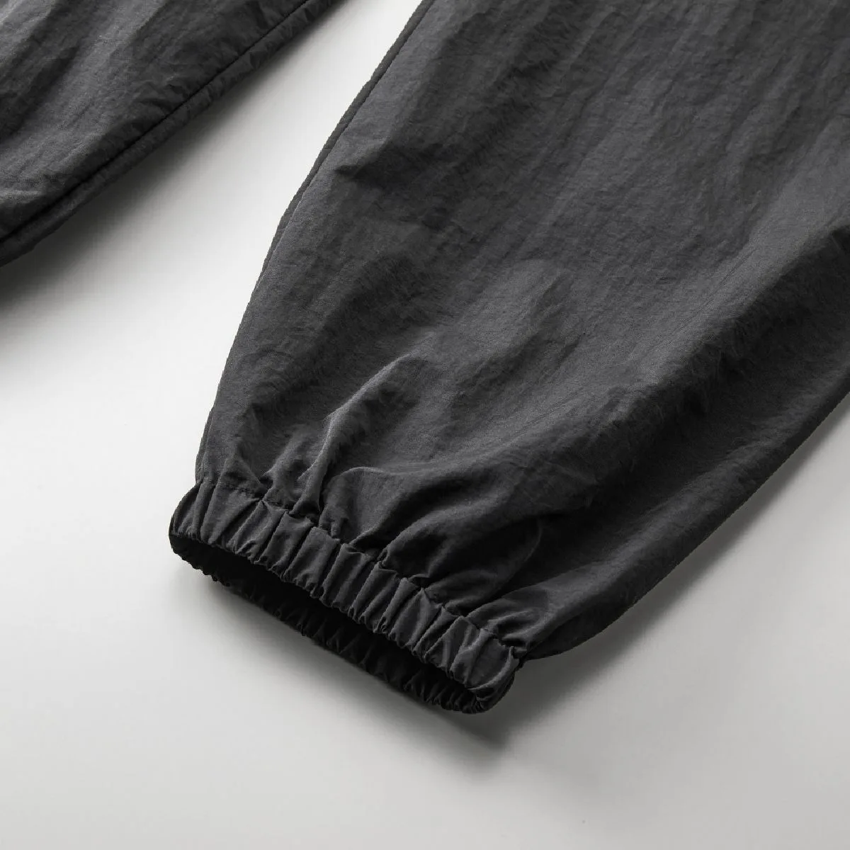 The hem mouth is a shirring specification with a fit