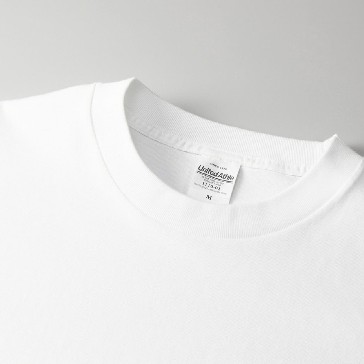 The neck ribbing features a minimalist, stitch-free design.