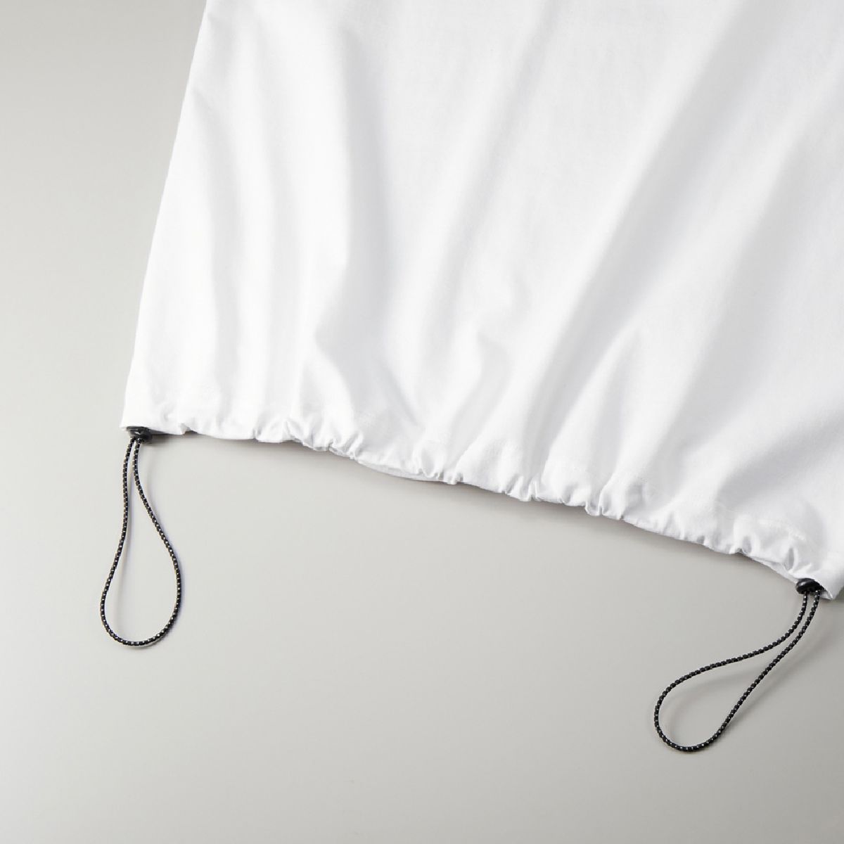 The hem can be adjusted with a drawstring.