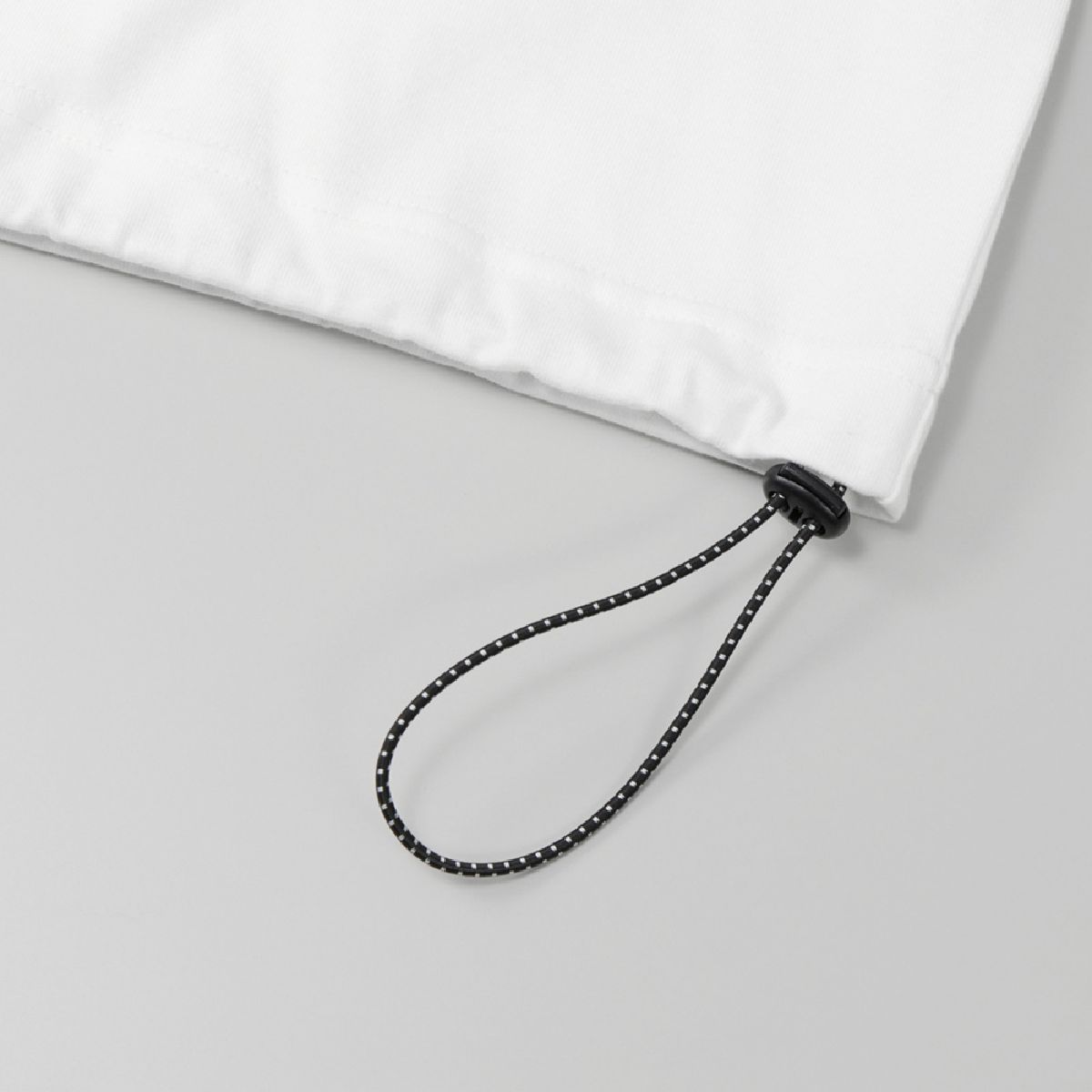 The hem has a stopper and a two-tone drawstring.