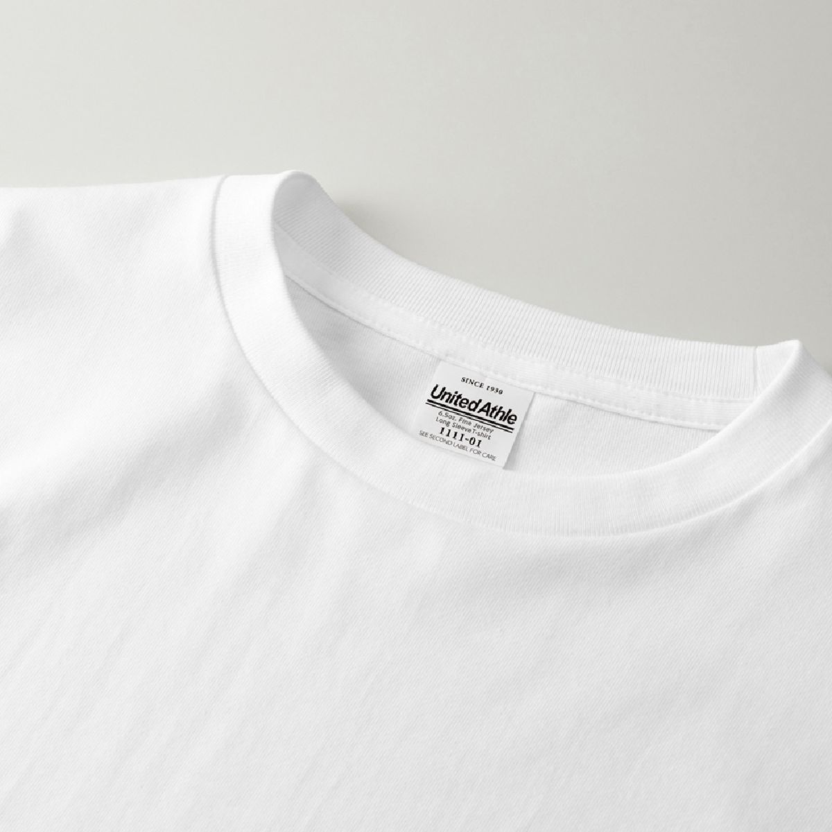 The neck ribbing features a minimalist, stitch-free design.