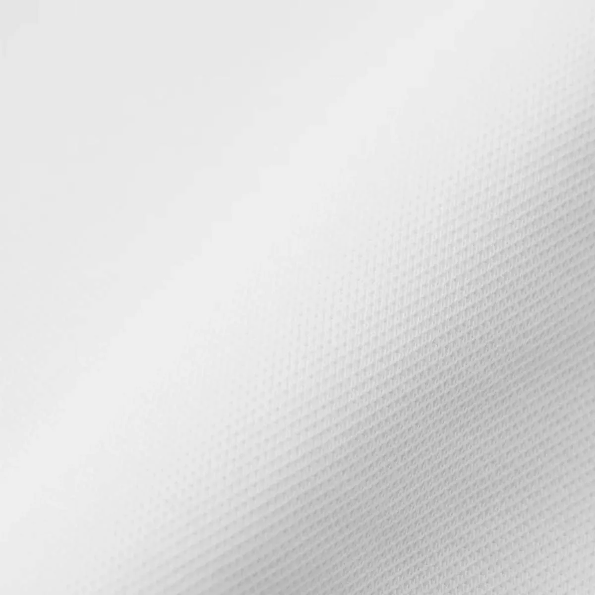 The lining is made of double-faced mesh knit, ensuring comfortable breathability even when you sweat.