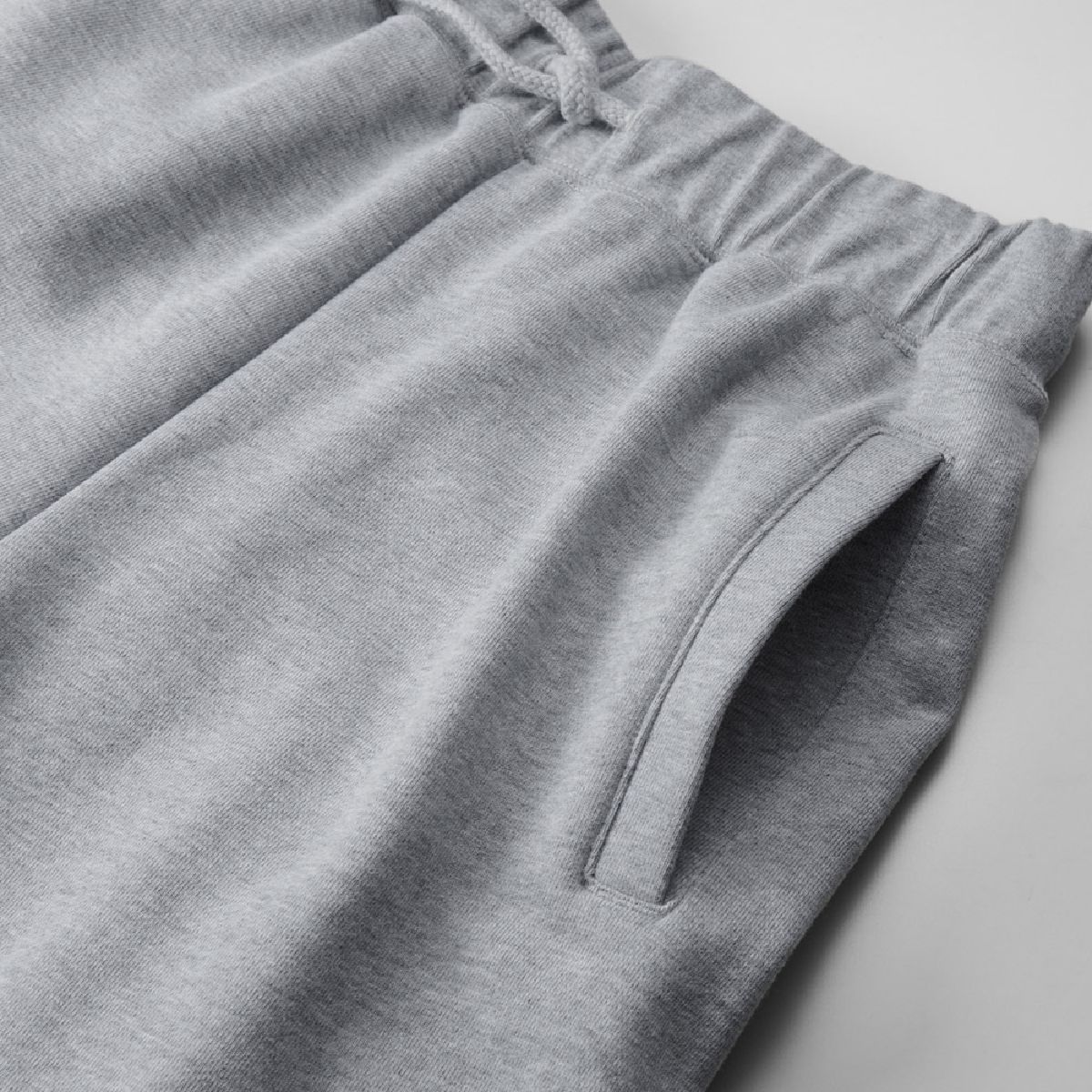 Single-welt pockets positioned slightly inward on both sides.