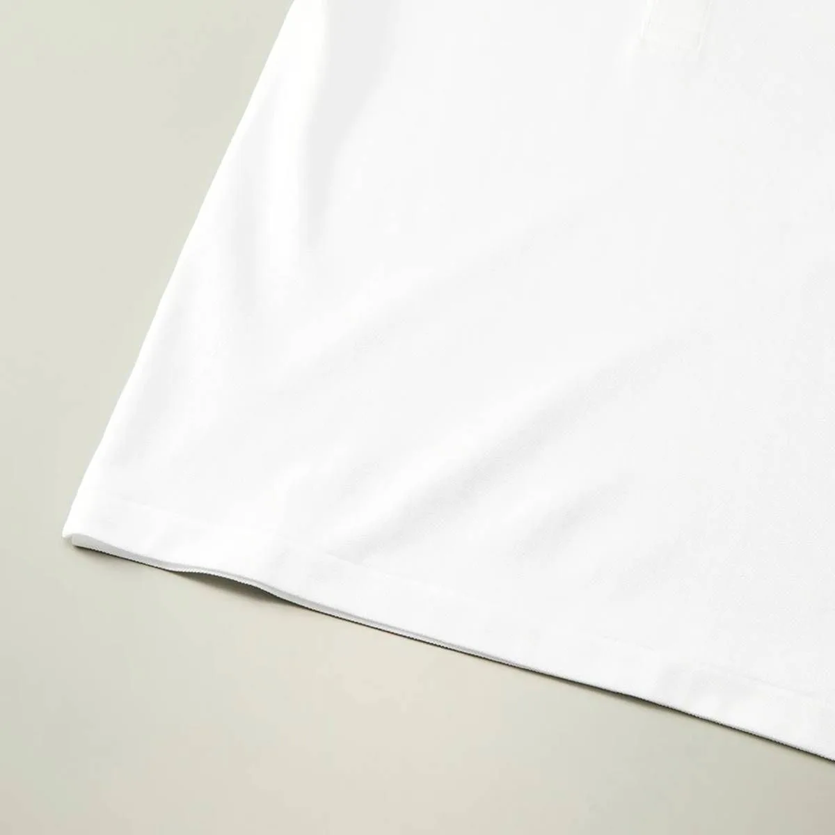 The hem is finished with a single stitch (top and bottom stitch).