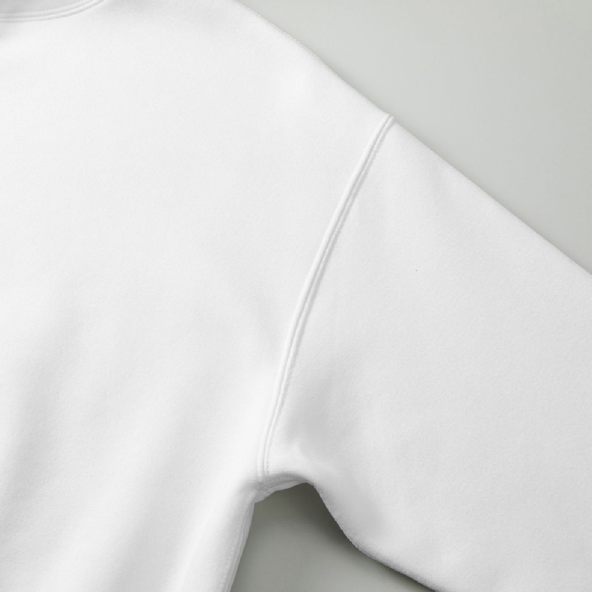 The armholes are finished with a sturdy double-needle stitching.