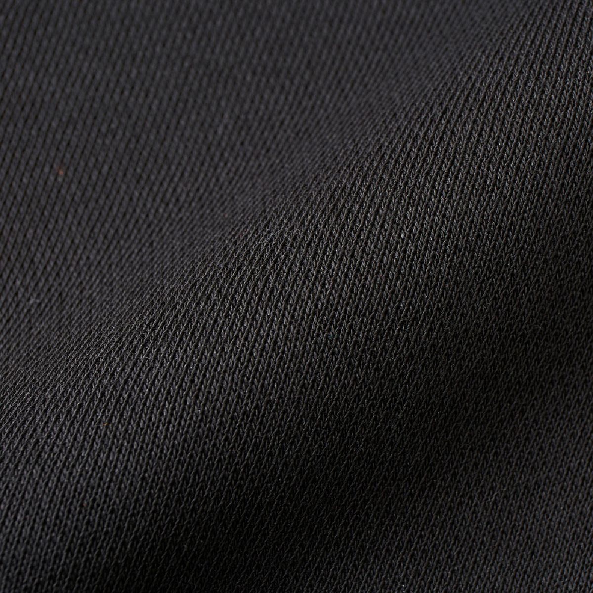 The outer fabric is made of smooth 100% cotton, which reduces bleeding during the printing process.