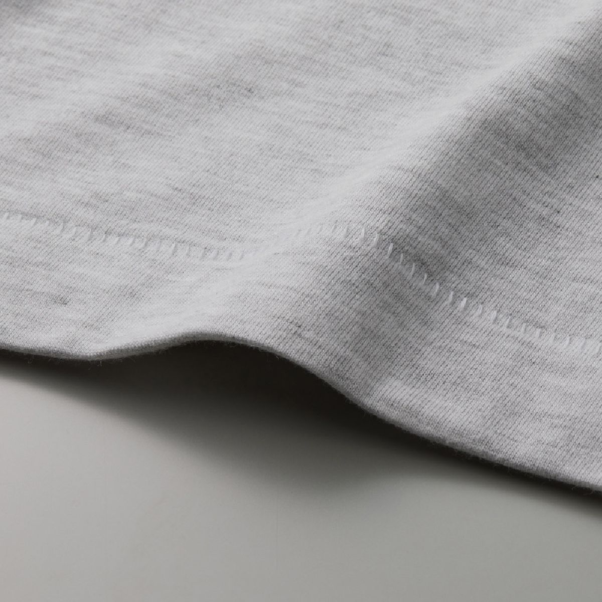 The cuffs and hem are single-stitched (top and bottom), and the longer HEM (hem) is used as an accent.