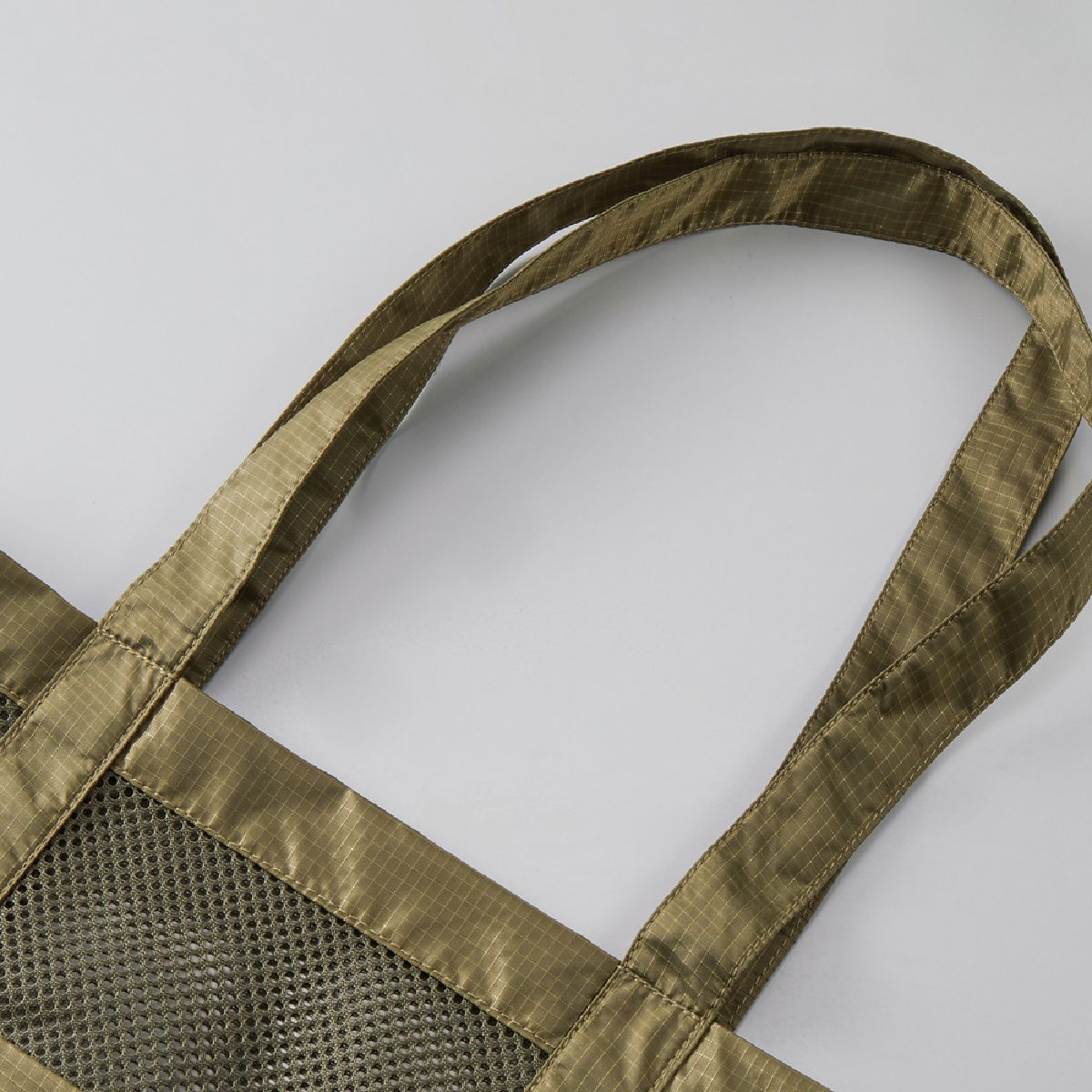 Handle with a length that is easy to put on shoulder