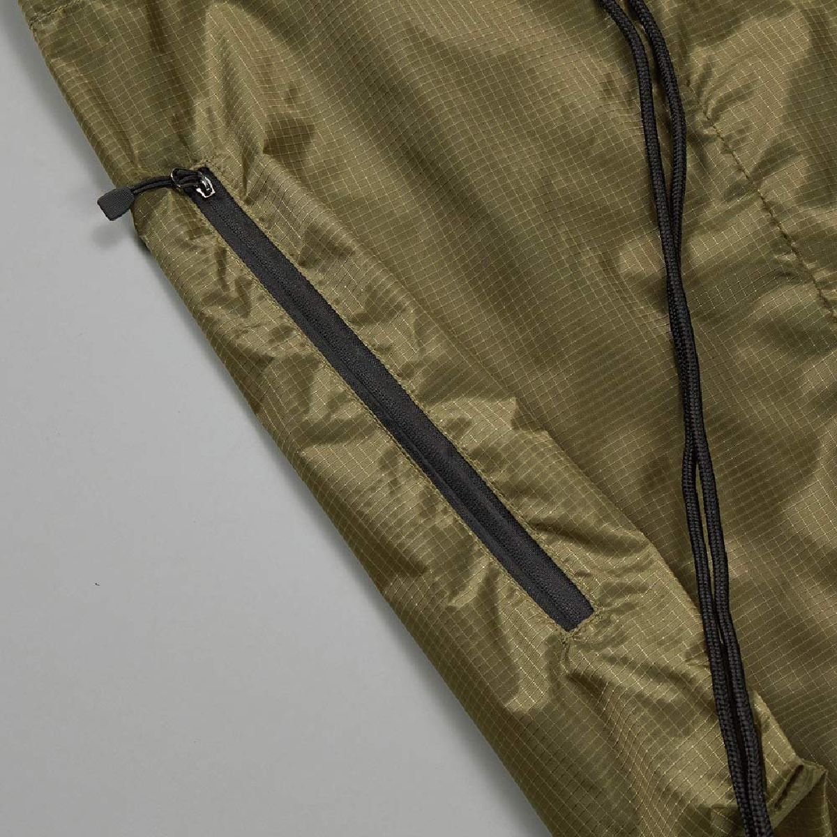 With side zipper on the back that can be put in and out even if you carry it on your back