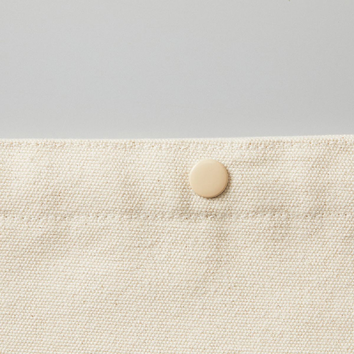 The snap buttons are the same color as the body.