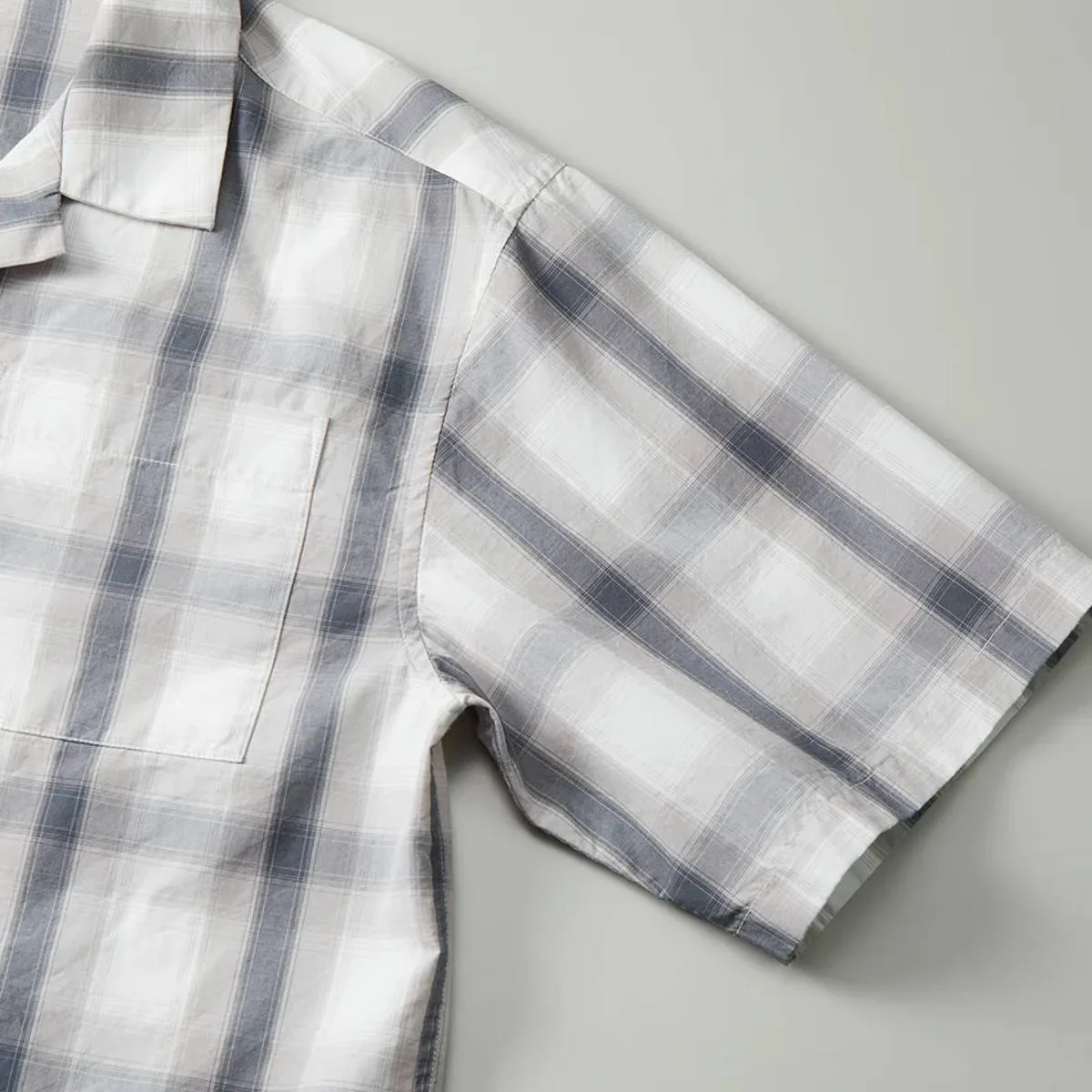 The cuffs are finished with a single stitch.