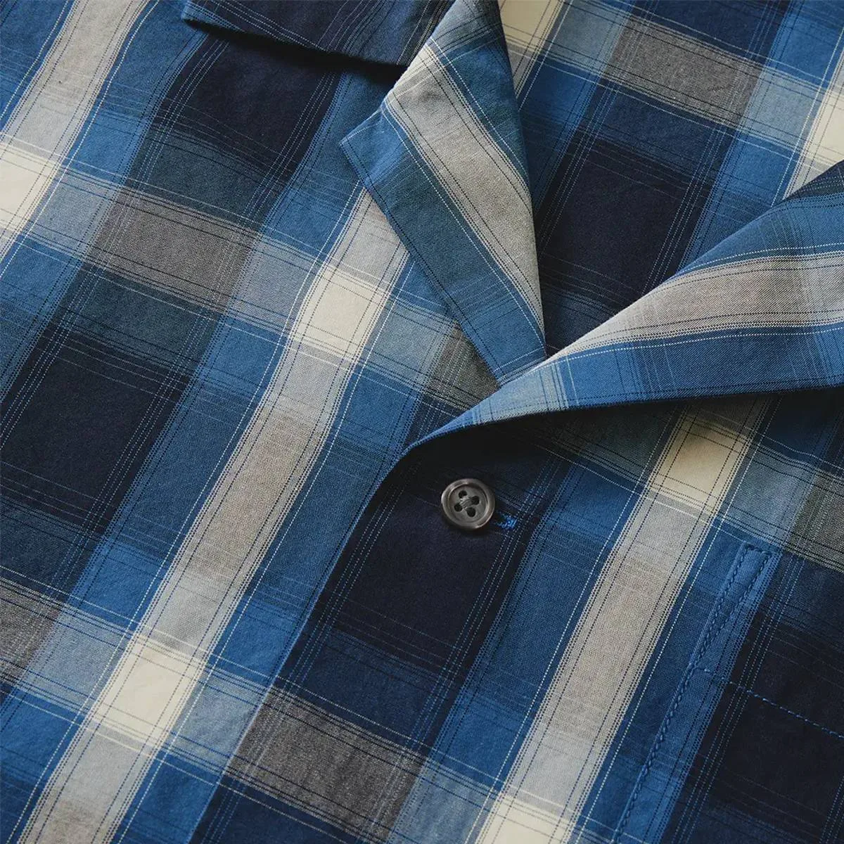 The 2001. Black/White and 4010. Navy/Off-White models use black shell-like buttons.