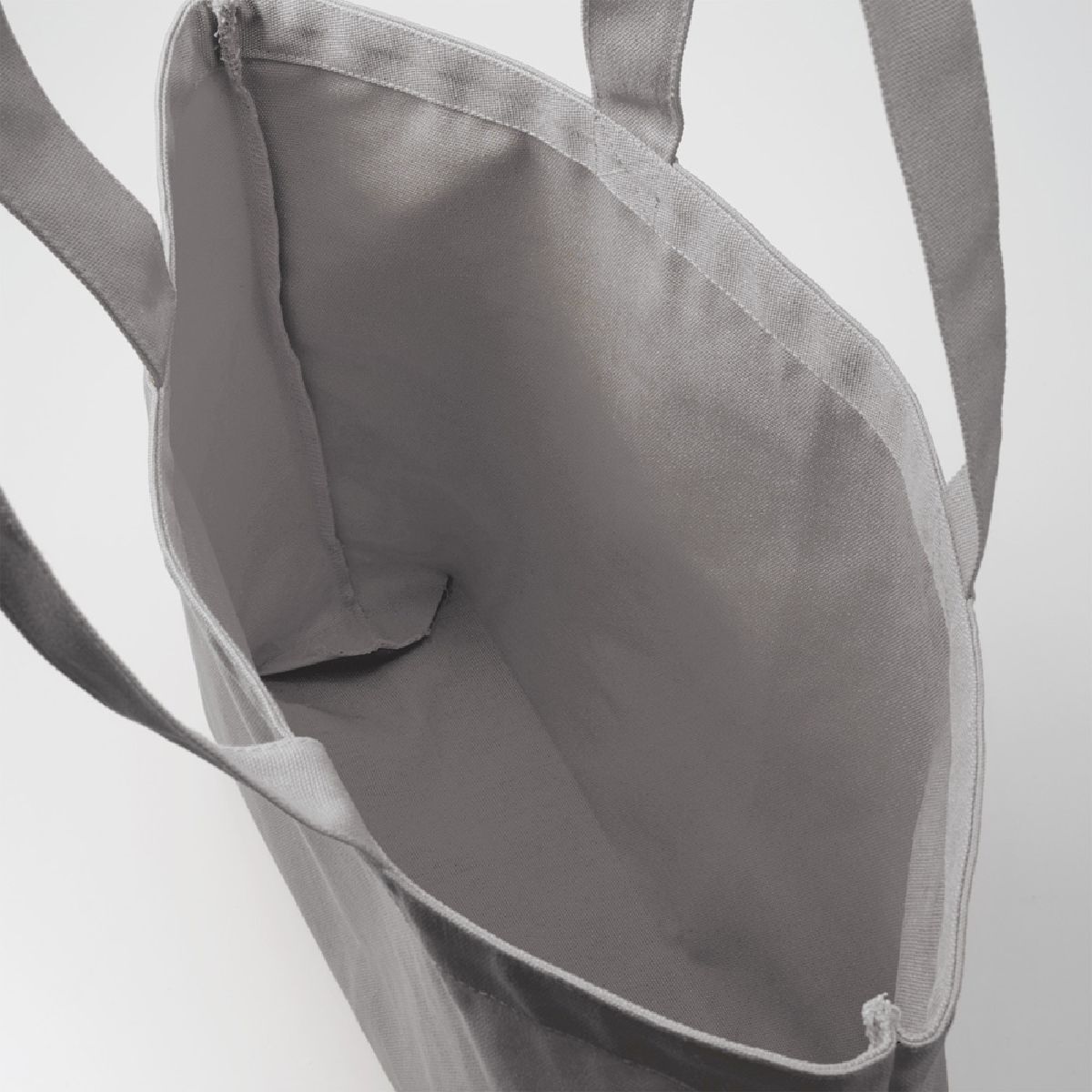 010. Light gray bag opening