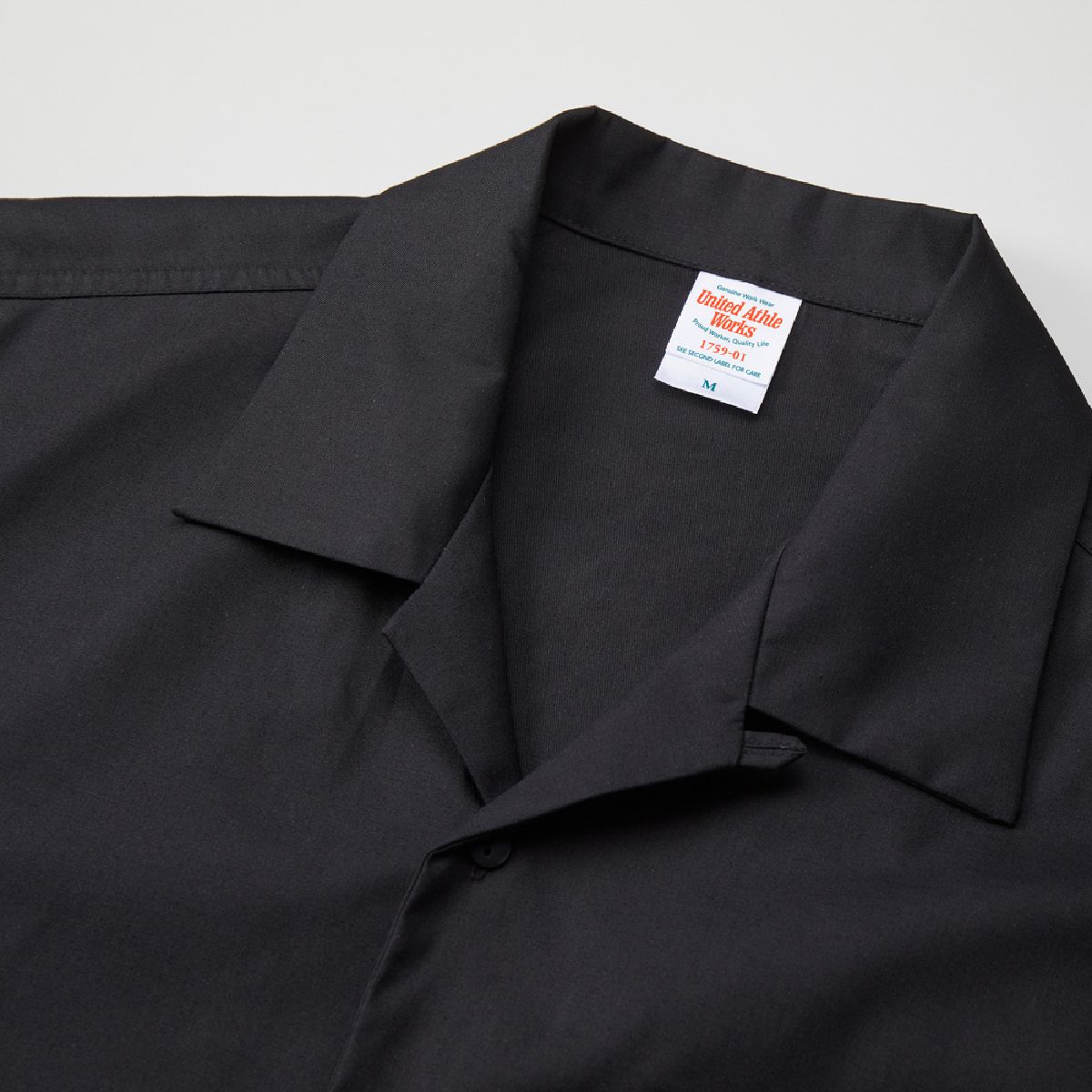 The collar is an open collar with a loop.