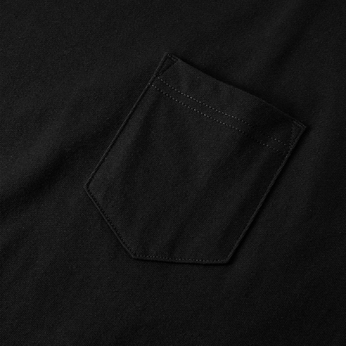 There is a convenient pocket on the left chest.