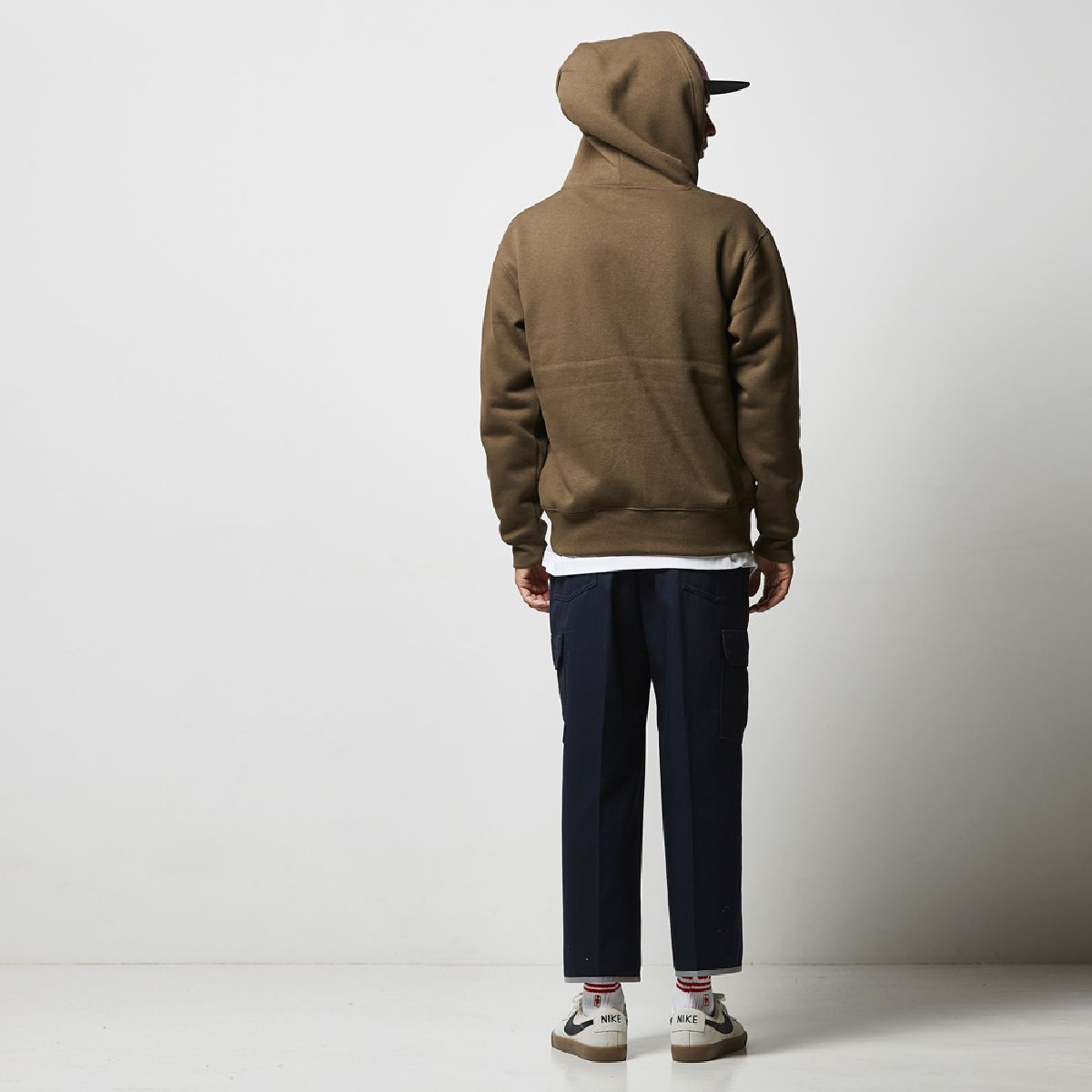 Height 182cm, Size L, Back silhouette (with hood up)