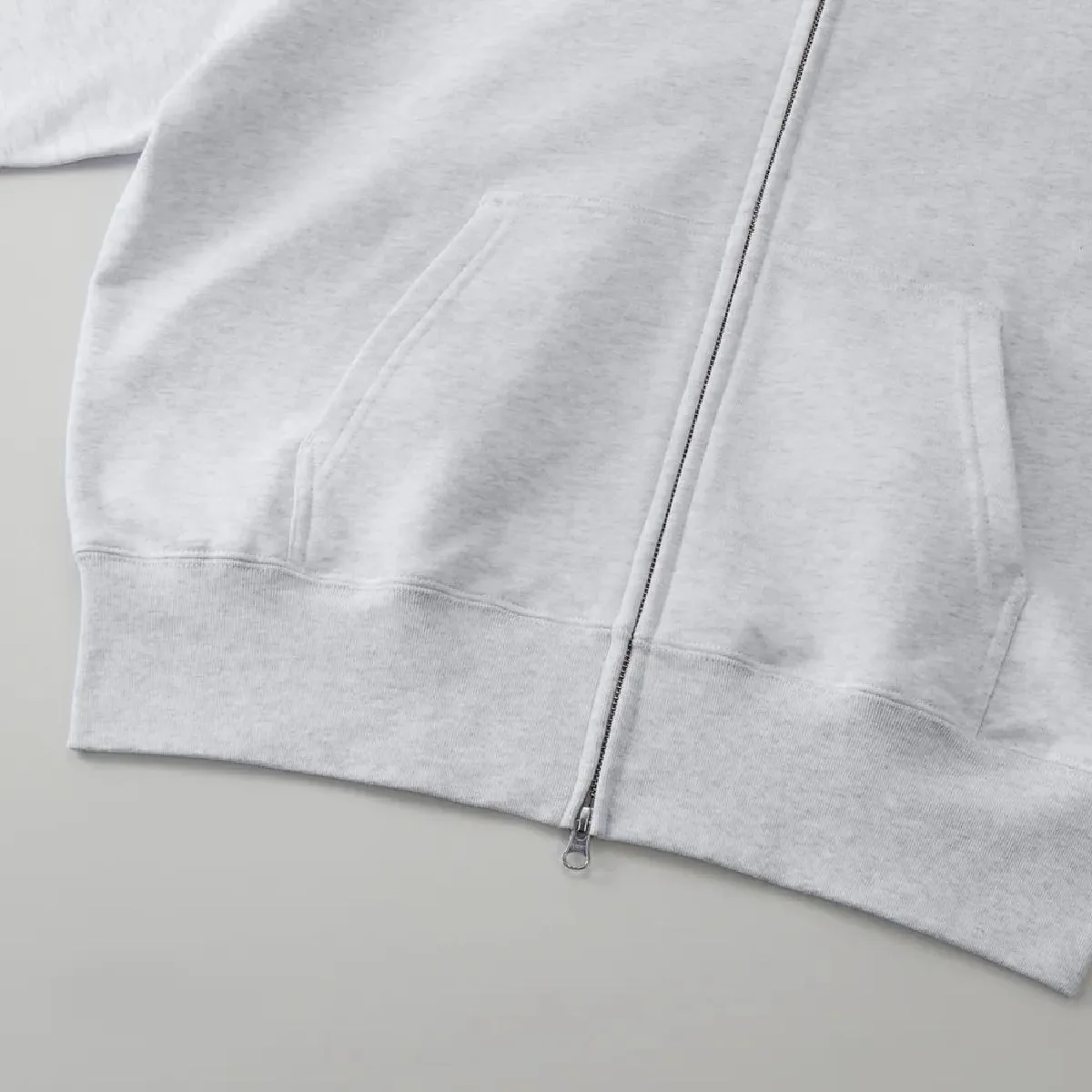 Features a kangaroo pocket, and the ribbed cuffs and body seams are finished with a robust double-needle stitching.